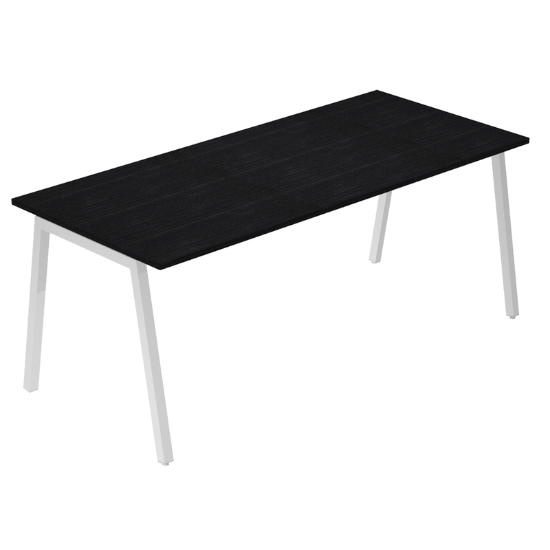 Scrivania lineare Easy struttura bianca gambe inclinate 180x80cm nero venato